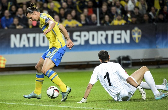 védský útoník Zlatan Ibrahimovi dává první branku v utkání s Moldavskem.