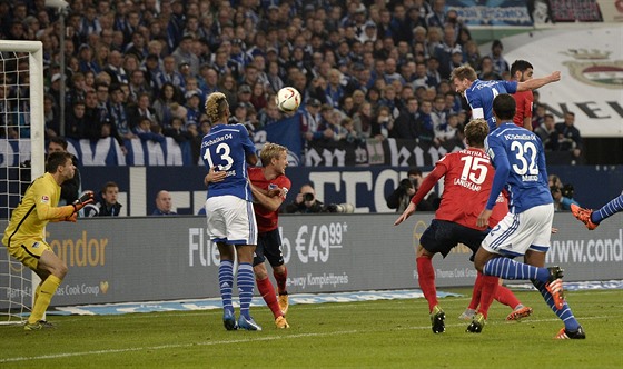 Kapitán domácího Schalke Benedikt Höwedes (v modrém) otevírá skóre v zápase 9,...