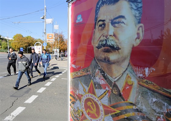 Plakáty s Josifem Stalinem zdobí ulice Doncku.