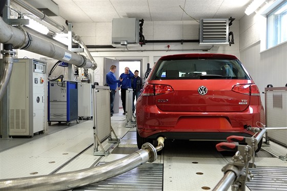 V Roztokách u Prahy se testovaly 13. íjna nový VW Golf i koda Superb...