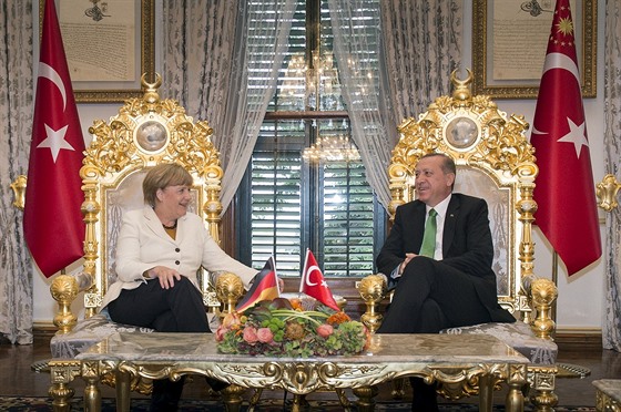 Nmecká kancléka Angela Merkelová pi jednání s tureckým prezidentem Tayyipem...