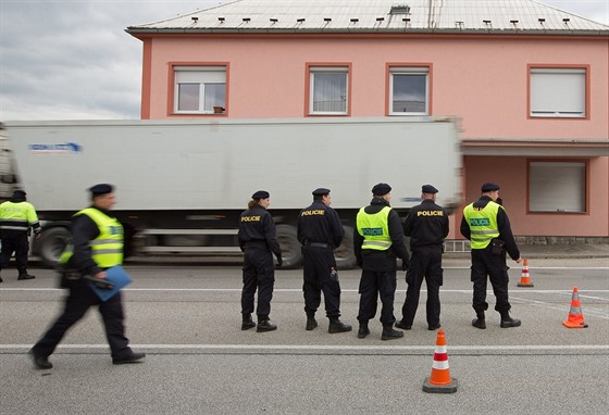 Policejní kontrola na hraniní pechodu v Dolním Dvoiti.