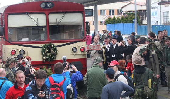 Fotografie natstí u jen pro pamtníky. Lidé se 6. dubna 2014 louili s...