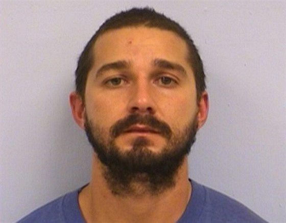 Shia LaBeouf na policejním snímku, do vazby putoval za výtrnictví, 9. íjna...