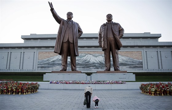 Obyvatelé Pchjonjangu mou vzdát hold Kim Ir-senovi (vlevo) a Kim ong-ilovi.