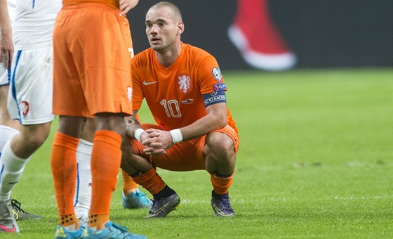 Nizozemský kapitán Wesley Sneijder po poráce s eskem v kvalifikaci o Euro...