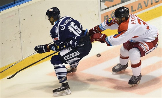 Vítkovický útoník Erik Nmec (vlevo) a obránce Olomouce Martin Vyrbalík...