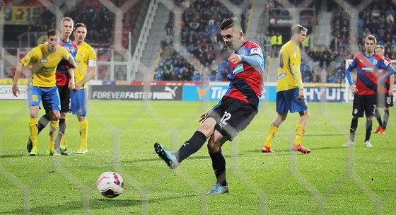 Plzeský Michal uri promuje penaltu proti Zlínu.