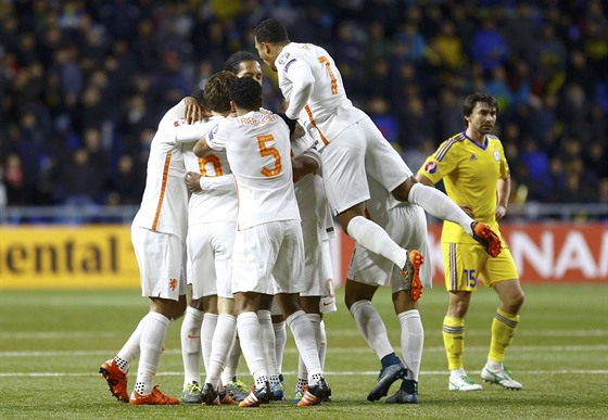 Nizozemtí fotbalisté se radují z gólu do kazaské brány.