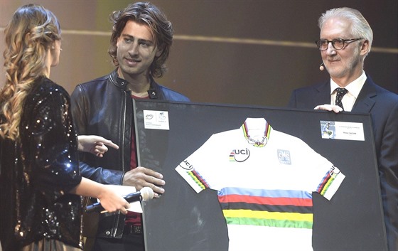 Peter Sagan pebírá zarámovaný duhový dres. Za pár okamik rám rozbil a dres...