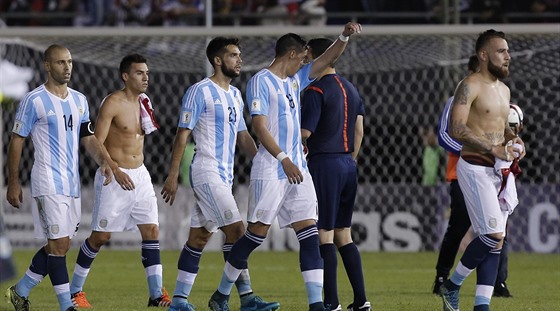 Zachmuené tváe argentinských fotbalist svdí o tom, e s remízou s...