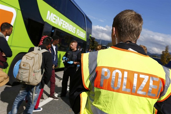 Nmetí policisté provádjí pasovou kontrolu v autobusech, které projídjí po...