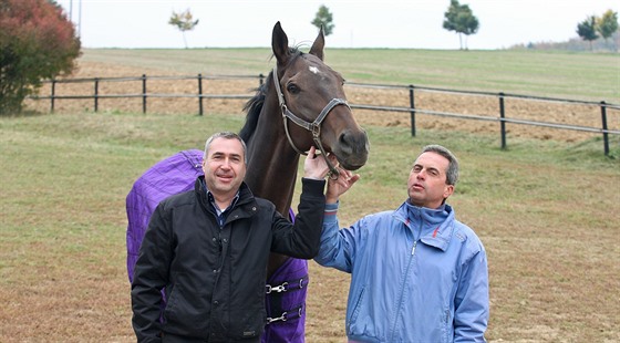 Vítzný k Velké Pardubické 2015 Nikas s majitelem Petrem Kupkou (vlevo) a...