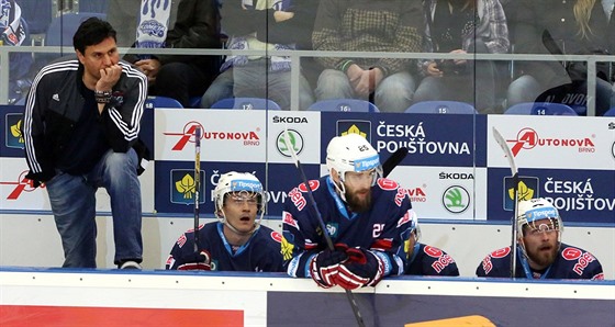 Chomutovský trenér Vladimír Rika (vlevo) sleduje duel s Kometou.
