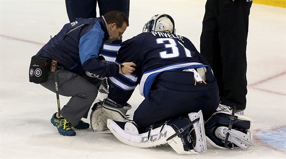 eský gólman Ondej Pavelec z Winnipegu je oetován bhem utkání se St. Louis.