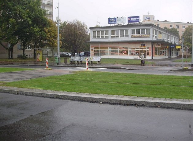 Tramvajová tra na Petiny se zaíná rýsovat, ale pi posunutí pechodu u...