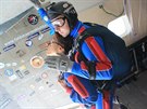 Roman tengl (s pilbou) ped výskokem z letadla pi tandemového seskoku.