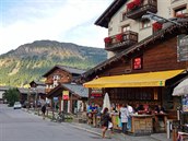 Centrum Livigna, vpravo vborn bar a hospoda Bivio