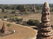 Rozlehl ploina v barmskm Baganu psob hlavn pi zpadu slunce tm...