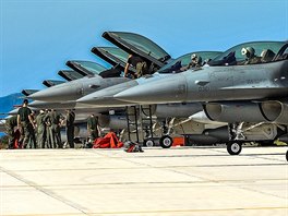 Americk a polsk letouny F-16 na cvien Trrident Juncture na zkladn Trapani...