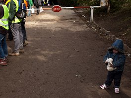 Benci na srbsko-chorvatské hranici u obce Babska. (18. íjna 2015)