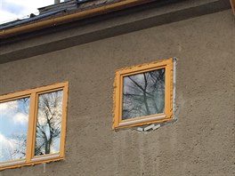 Pod oknem jsou nastrkány odpadní kusy zdiva, navíc jde o plynosilikát s jinou...