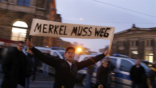 Demonstrace protiimigranho hnut Pegida v Dranech. Nkte demonstranti nesli npisy Merkelov mus pry. (19. jna 2015)