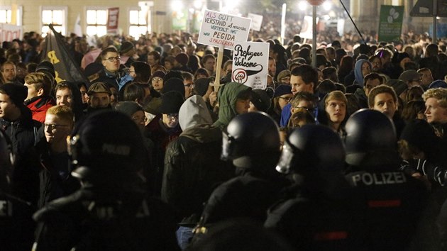 Demonstrace oponent hnut Pegida v Dranech.  (19. jna 2015)