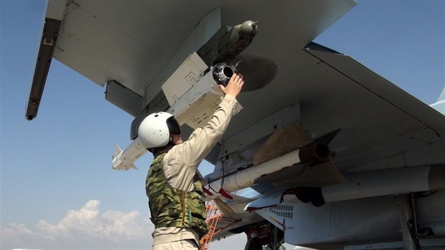 Rut letci na zkladn Hmeimim v Srii nasazuj rakety na stroj Su-30. (5. jna 2015)