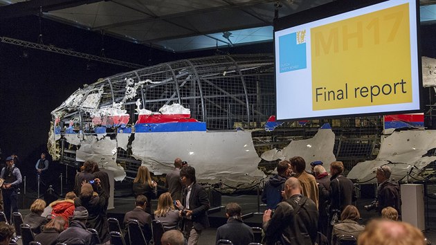 Nizozemt vyetovatel zveejnili zprvu o sestelen letu MH17 nad Ukrajinou a ukzali st zrekonstruovanho letadla. (13. jna 2015)
