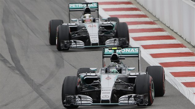 V tento moment jet Nico Rosberg vedl, ale netrvalo to dlouho a musel odstoupit. Ped nj se hned dostal Lewis Hamilton.