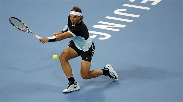 Rafael Nadal odvrac der Novaka Djokovie na turnaji v Pekingu.