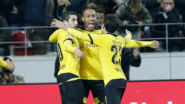 Fotbalist Dortmundu oslavuj gl na hiti Mohue.