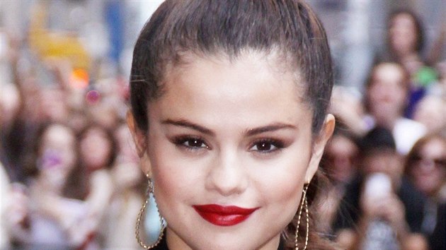 U loni v jnu si ji otestovala americk zpvaka Selena Gomezov. Kadenice j pro ast v talk show Davida Lettermana vytvoila elegantnj viz: ernou gumikou tentokrt  neupevnila rozepen culk, ale uhlazen ryb cop.
