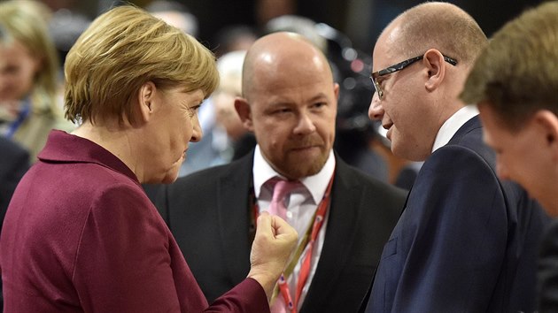 esk premir Bohuslav Sobotka hovo na summitu Evropsk unie v Bruselu s nmeckou kanclkou Angelou Merkelovou (15.10.2015)