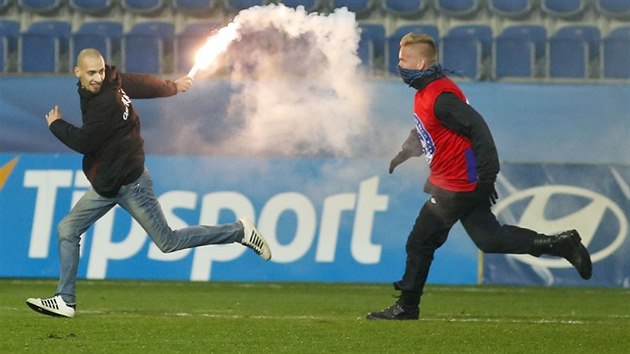 Na stadionu Miroslava Valenty v zpase Slovcka s Bankem se chvli nehrlo. Dvod? Fanouek ostravskho mustva vbhl na hit s dmovnic.