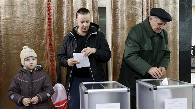 Piblin sedm milion oprvnnch voli mlo pleitost hlasovat v 6129 volebnch mstnostech (11. jna 2015)