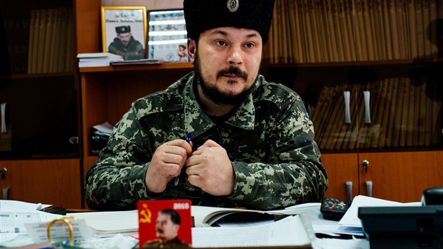 Vasil Kyseljev, nmstek starosty msta Stachanov, m, podobn jako jeho kolegov, na stole portrt Josifa Stalina.