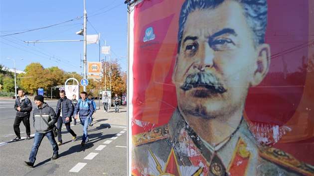 Plakty s Josifem Stalinem zdob ulice Doncku.