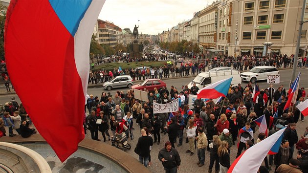 Odprce imigrace pozvalo na demonstraci Za nai kulturu a zem hnut Svoboda a pm demokracie pedsedy Tomia Okamury (17. jna 2015)