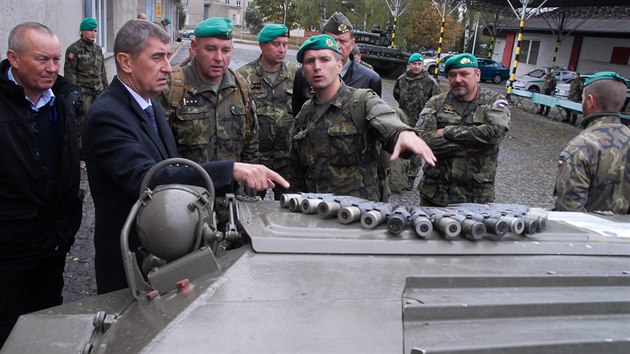 Ministr financí Andrej Babiš (ANO) u 73. tankového praporu v Přáslavicích
