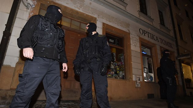 Maskovan policist ped domem v centru Olomouce, kter pat Ivanu Langerovi (13. 10. 2015).