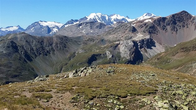 Pohled ze zny Carosello 3000 na ikonick vrcholy Piz Bernina a Piz Pal