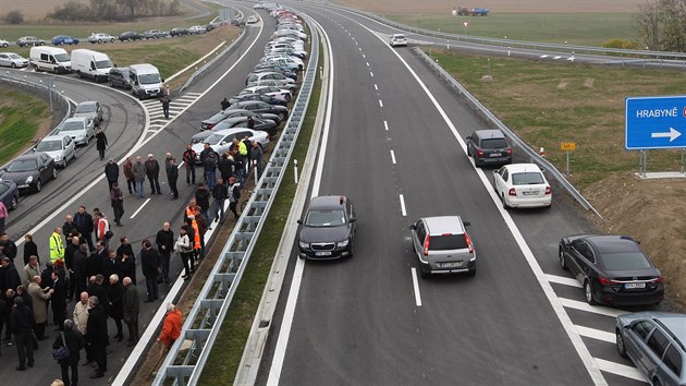 Celkov pohled na slavnostn oteven nov typroud silnice mezi Ostravou a Opavou. (13. jna 2015)