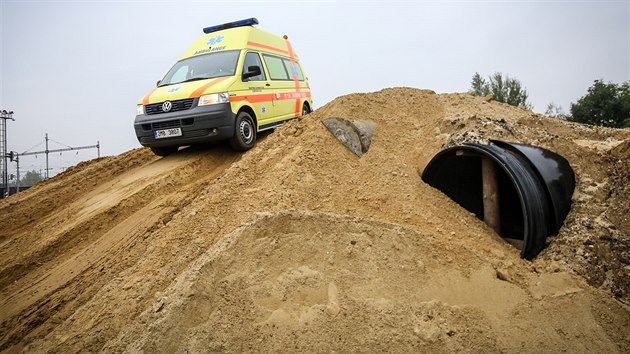 idii sanitek mus projet nejrznjmi terny, take ostravsk polygon simuloval velk mnostv nstrah. (14. jna 2015)