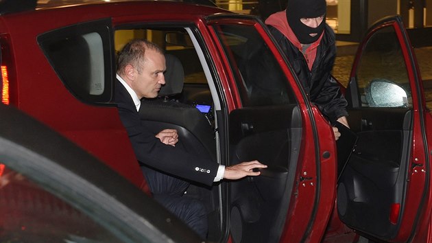 Policist pivezli veer do Olomouce bvalho ministra vnitra Ivana Langera (vlevo) zadrenho v souvislosti se ztahem v dajn korupn kauze (13. jna 2013).