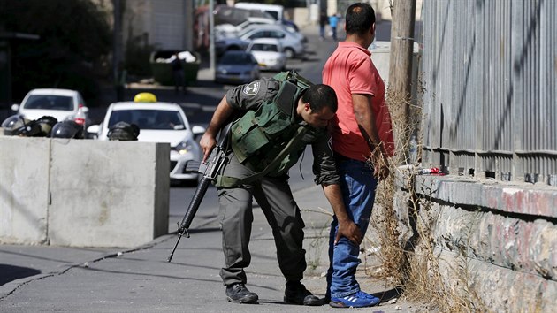 Izraelt policist ste i klidnj msta Jeruzalma (15. jna 2015).