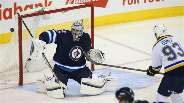 Ondej Pavelec vyr puk ped Scottem Gomezem ze St. Louis.