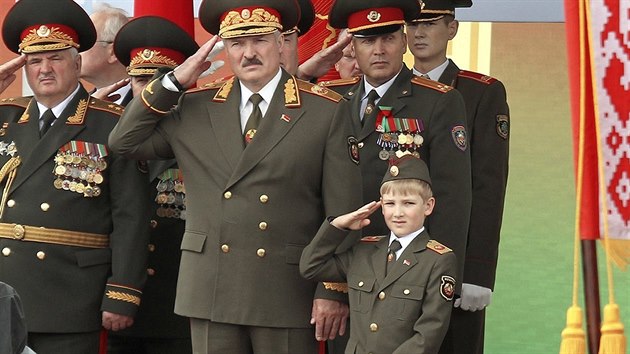 Na vojenskou pehldku, kter se v Minsku konala v ervenci 2011, dorazil tehdy sedmilet Kolja Lukaenko ve vlastn uniform.