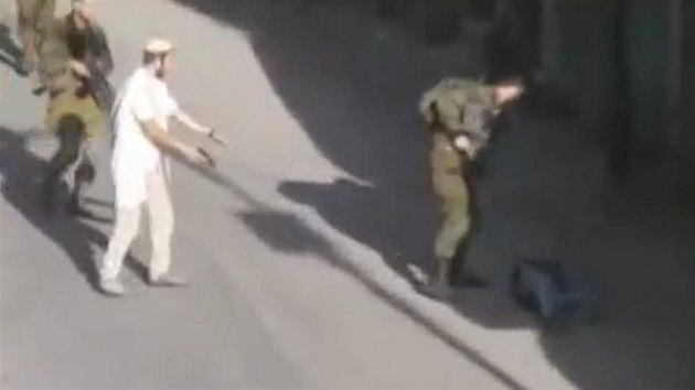 idovsk osadnk v Hebronu zastelil Palestince, kter se ho dajn pokusil ubodat (17. jna 2015)